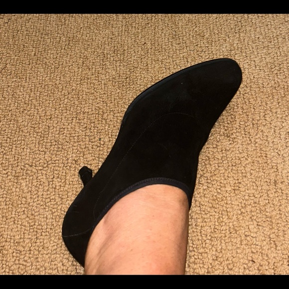 Stuart Weitzman black suede bootie sz 9 1.5” heel - Picture 4 of 6